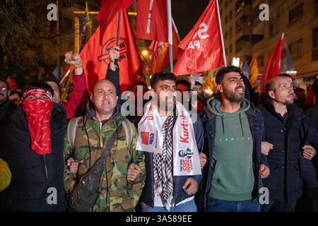 21 mars 2025 : IZMIR, TURQUIE - 21 MARS 2025 : à Izmir, la troisième plus grande ville de Turquie, une foule nombreuse s'est rassemblée sur la place Lozan pour une marche de protestation, répondant à un appel de la direction provinciale du Parti républicain du peuple (CHP). Alors que le maire de la municipalité métropolitaine d'Istanbul, Ekrem Imamoglu, est toujours détenu pour la troisième journée, les manifestations se poursuivent dans tout le pays. (Crédit image : © Tolga Ildun/ZUMA Press Wire) USAGE ÉDITORIAL SEULEMENT ! Non destiné à UN USAGE commercial ! Banque D'Images