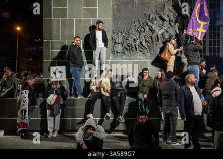 21 mars 2025 : IZMIR, TURQUIE - 21 MARS 2025 : à Izmir, la troisième plus grande ville de Turquie, une foule nombreuse s'est rassemblée sur la place Lozan pour une marche de protestation, répondant à un appel de la direction provinciale du Parti républicain du peuple (CHP). Alors que le maire de la municipalité métropolitaine d'Istanbul, Ekrem Imamoglu, est toujours détenu pour la troisième journée, les manifestations se poursuivent dans tout le pays. (Crédit image : © Tolga Ildun/ZUMA Press Wire) USAGE ÉDITORIAL SEULEMENT ! Non destiné à UN USAGE commercial ! Banque D'Images
