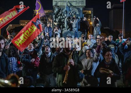 21 mars 2025 : IZMIR, TURQUIE - 21 MARS 2025 : à Izmir, la troisième plus grande ville de Turquie, une foule nombreuse s'est rassemblée sur la place Lozan pour une marche de protestation, répondant à un appel de la direction provinciale du Parti républicain du peuple (CHP). Alors que le maire de la municipalité métropolitaine d'Istanbul, Ekrem Imamoglu, est toujours détenu pour la troisième journée, les manifestations se poursuivent dans tout le pays. (Crédit image : © Tolga Ildun/ZUMA Press Wire) USAGE ÉDITORIAL SEULEMENT ! Non destiné à UN USAGE commercial ! Banque D'Images