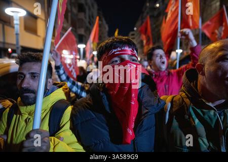 21 mars 2025 : IZMIR, TURQUIE - 21 MARS 2025 : à Izmir, la troisième plus grande ville de Turquie, une foule nombreuse s'est rassemblée sur la place Lozan pour une marche de protestation, répondant à un appel de la direction provinciale du Parti républicain du peuple (CHP). Alors que le maire de la municipalité métropolitaine d'Istanbul, Ekrem Imamoglu, est toujours détenu pour la troisième journée, les manifestations se poursuivent dans tout le pays. (Crédit image : © Tolga Ildun/ZUMA Press Wire) USAGE ÉDITORIAL SEULEMENT ! Non destiné à UN USAGE commercial ! Banque D'Images