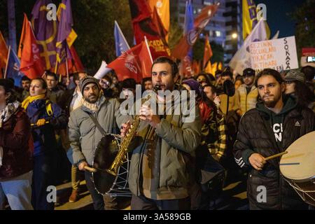 21 mars 2025 : IZMIR, TURQUIE - 21 MARS 2025 : à Izmir, la troisième plus grande ville de Turquie, une foule nombreuse s'est rassemblée sur la place Lozan pour une marche de protestation, répondant à un appel de la direction provinciale du Parti républicain du peuple (CHP). Alors que le maire de la municipalité métropolitaine d'Istanbul, Ekrem Imamoglu, est toujours détenu pour la troisième journée, les manifestations se poursuivent dans tout le pays. (Crédit image : © Tolga Ildun/ZUMA Press Wire) USAGE ÉDITORIAL SEULEMENT ! Non destiné à UN USAGE commercial ! Banque D'Images