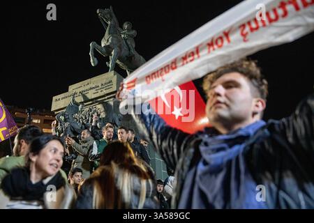 21 mars 2025 : IZMIR, TURQUIE - 21 MARS 2025 : à Izmir, la troisième plus grande ville de Turquie, une foule nombreuse s'est rassemblée sur la place Lozan pour une marche de protestation, répondant à un appel de la direction provinciale du Parti républicain du peuple (CHP). Alors que le maire de la municipalité métropolitaine d'Istanbul, Ekrem Imamoglu, est toujours détenu pour la troisième journée, les manifestations se poursuivent dans tout le pays. (Crédit image : © Tolga Ildun/ZUMA Press Wire) USAGE ÉDITORIAL SEULEMENT ! Non destiné à UN USAGE commercial ! Banque D'Images