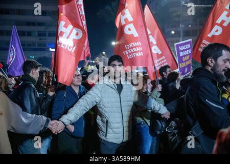21 mars 2025 : IZMIR, TURQUIE - 21 MARS 2025 : à Izmir, la troisième plus grande ville de Turquie, une foule nombreuse s'est rassemblée sur la place Lozan pour une marche de protestation, répondant à un appel de la direction provinciale du Parti républicain du peuple (CHP). Alors que le maire de la municipalité métropolitaine d'Istanbul, Ekrem Imamoglu, est toujours détenu pour la troisième journée, les manifestations se poursuivent dans tout le pays. (Crédit image : © Tolga Ildun/ZUMA Press Wire) USAGE ÉDITORIAL SEULEMENT ! Non destiné à UN USAGE commercial ! Banque D'Images