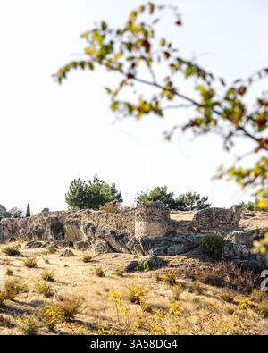 Ruines byzantines en pierre du château Issari de Sidirokastro près de Serres, Macédoine Grèce, vue panoramique sur la ville, destination touristique. Banque D'Images