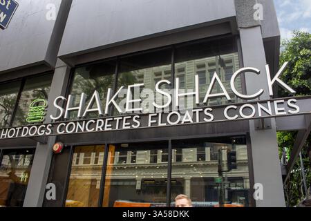 Los Angeles, Californie, États-Unis - 06-25-2019, une vue d'un panneau de façade de magasin pour le restaurant de hamburgers connu sous le nom de Shake Shack. Banque D'Images