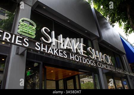 Los Angeles, Californie, États-Unis - 06-25-2019, une vue d'un panneau de façade de magasin pour le restaurant de hamburgers connu sous le nom de Shake Shack. Banque D'Images