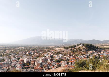 Ruines byzantines en pierre du château Issari de Sidirokastro près de Serres, Macédoine Grèce, vue panoramique sur la ville, destination touristique. Banque D'Images