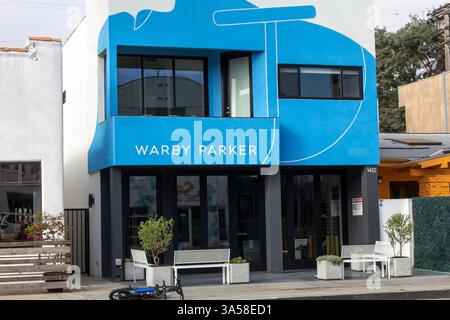 Venice Beach, Californie, États-Unis - 06-29-2019, une vue d'une enseigne de façade de magasin pour le détaillant de lunettes connu sous le nom de Warby Parker. Banque D'Images