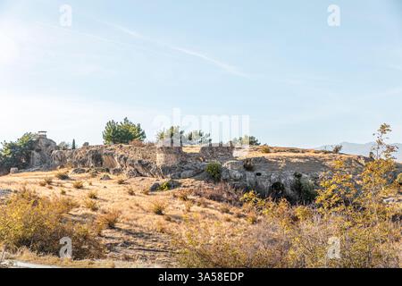 Ruines byzantines en pierre du château Issari de Sidirokastro près de Serres, Macédoine Grèce, vue panoramique sur la ville, destination touristique. Banque D'Images