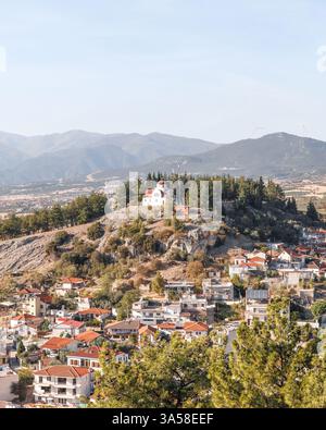 Ruines byzantines en pierre du château Issari de Sidirokastro près de Serres, Macédoine Grèce, vue panoramique sur la ville, destination touristique. Banque D'Images