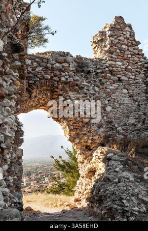 Ruines byzantines en pierre du château Issari de Sidirokastro près de Serres, Macédoine Grèce, vue panoramique sur la ville, destination touristique. Banque D'Images