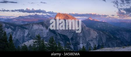 Dernière lumière dans le parc national de Yosemite sur Half Dome vu de l'autre côté de la vallée depuis le sommet du North Dome. Banque D'Images