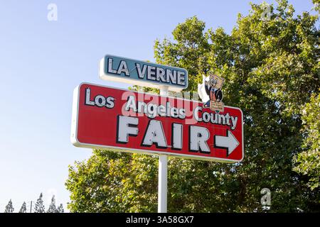 La Verne, Californie, États-Unis - 07-11-2019 : une vue d'un panneau menant à la zone de foire du comté de Los Angeles. Banque D'Images