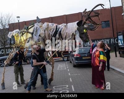 Stoke on Trent, Staffordshire, Royaume-Uni. 21 mars 2025. Dans le cadre des célébrations du centenaire de Stoke on Trent, un défilé de lanternes, organisé par l'organisation artistique B-Arts et soutenu par le conseil municipal et le fonds Shared Prosperity du gouvernement britannique, les résidents de la ville portaient des lanternes dans les rues, certaines petites et d'autres sous la forme de très grandes marionnettes, toutes rassemblées à Stoke Minster où une performance musicale a eu lieu. Crédit Ian Knight/Alamy Live News Banque D'Images