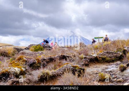 Randonneurs à Taranaki Falls Track, Tama Lakes Track et Tongariro Northern circuit Trail, Mount Ngauruhoe, Mt Doom en arrière-plan, Tongariro National Park Banque D'Images
