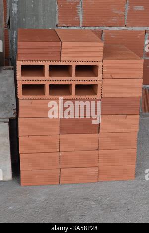 Pile de briques ou de blocs de béton rouge sur un chantier de construction à Bejucal, Trinité-et-Tobago. Banque D'Images
