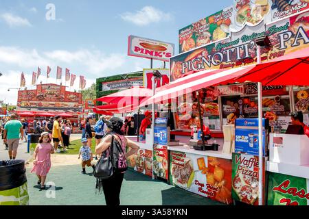 Costa Mesa, Californie, États-Unis - 07-17-2019 : vue de plusieurs vendeurs de nourriture à la foire du comté d'Orange. Banque D'Images
