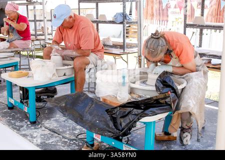 Costa Mesa, Californie, États-Unis - 07-17-2019 : une vue de gens qui fabriquent de l'art céramique dans un cours de poterie. Banque D'Images