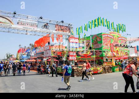 Costa Mesa, Californie, États-Unis - 07-17-2019 : vue de plusieurs vendeurs de nourriture à la foire du comté d'Orange. Banque D'Images
