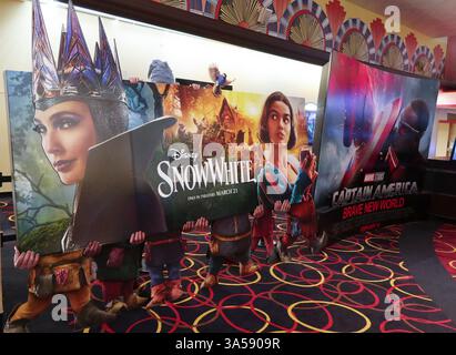 New York, États-Unis. 21 mars 2025. Des affiches promotionnelles de Disney's Snow White seront exposées au cinéma IMAX de West Nyack, New York, le vendredi 21 mars 2025. Blanche-neige a été publié dans les salles aux États-Unis aujourd'hui par Walt Disney Studios Motion Pictures et a été englouti dans la controverse parce que l'intrigue a été modernisée. Photo de John Angelillo/UPI crédit : UPI/Alamy Live News Banque D'Images