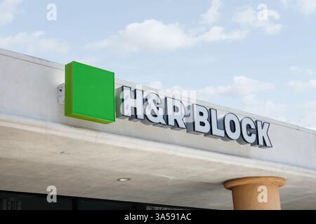 Los Angeles, Californie, États-Unis - 07-30-2019, une vue d'un panneau de façade de magasin pour la société d'assistance fiscale connue sous le nom de H and R Block. Banque D'Images