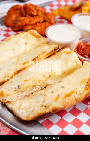 Vue rapprochée d'une plaque d'échantillonnage, avec pain au fromage à l'ail et ailes de buffle. Banque D'Images