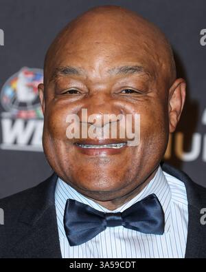 Las Vegas, États-Unis. 21 mars 2025. (DOSSIER) George Foreman mort à 76 ans. George Edward Foreman Sr. est parti paisiblement le 21 mars 2025, entouré d'êtres chers. LAS VEGAS, NEVADA, États-Unis - MAI 03 : le boxeur professionnel américain, entrepreneur, ministre et auteur George Foreman arrive au gala Hublot x WBC 'Night of Champions' qui se tient à encore au Wynn Las Vegas le 3 mai 2019 à Las Vegas, Nevada, États-Unis. (Photo de Xavier Collin/image Press Agency) crédit : image Press Agency/Alamy Live News Banque D'Images