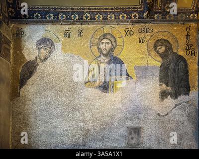 Istanbul, Turquie, 18 février 2025 : mosaïque Deesis du XIIIe siècle représentant la Vierge Marie, le Christ et Jean-Baptiste dans la Sainte-Sophie Banque D'Images