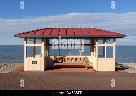 Abri sur la promenade de Llandudno, le Nord du Pays de Galles Banque D'Images