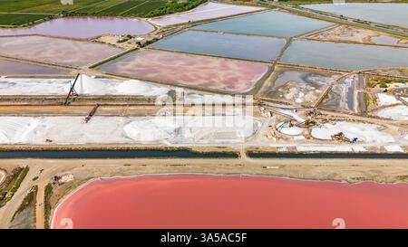 Vue aérienne des marais salants d'Aigues-mortes en Camargue, sud de la France Banque D'Images