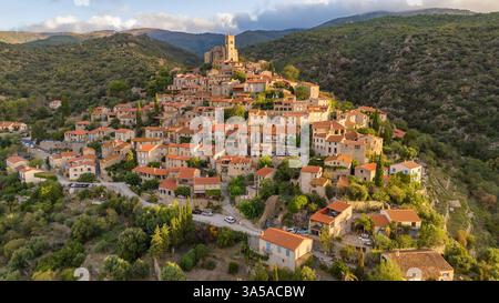 Vue aérienne d'eus, la ville médiévale perchée dans les Pyrénées, France. Banque D'Images