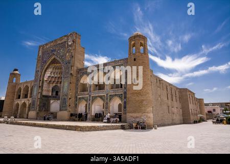 Boukhara, Ouzbékistan - 09 juillet 2024 : ancienne madrasa et portail Abdulaziz Khan Banque D'Images