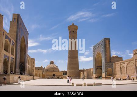 Boukhara, Ouzbékistan - 09 juillet 2024 : place ancienne avec le minaret et les portails de la madrassa Kalon Banque D'Images