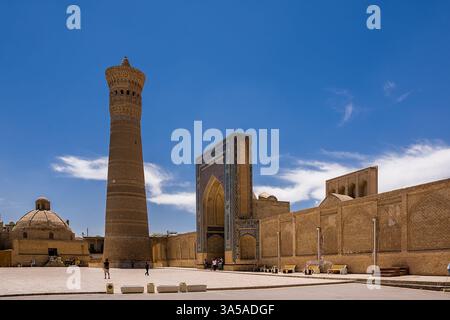 Boukhara, Ouzbékistan - 09 juillet 2024 : place ancienne avec le minaret et les portails de la madrassa Kalon Banque D'Images