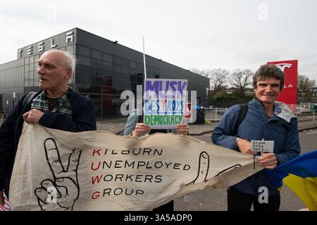 Londres, Royaume-Uni 12 mars 2025. Tesla Showroom Perivale une manifestation bien soutenue par Tesla Takedown UK. Crédit : Stephen Bell/Alamy Live News. Banque D'Images