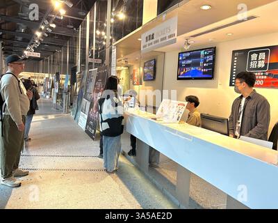 Taipei, Taiwan, Taïwanaise adolescente achetant des billets de cinéma chez le vendeur de billets au cinéma local, The Spot, (Zhongzheng District), Banque D'Images