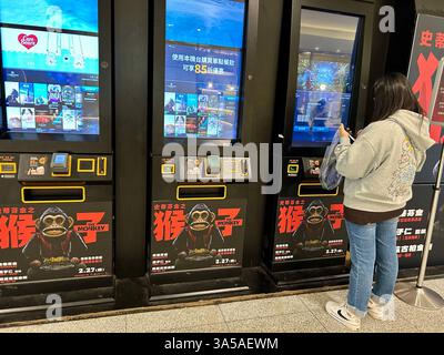 Taipei, Taiwan, Taipei, Taiwan, Taïwan adolescente taïwanaise achetant des billets de cinéma au distributeur automatique au cinéma multiplex local Banque D'Images