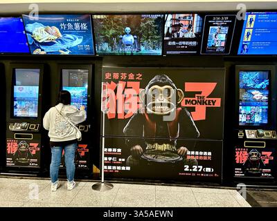 Taipei, Taiwan, Taïwanaise adolescente achetant des billets de cinéma chez le vendeur de billets au cinéma local, The Spot, (Zhongzheng District), Banque D'Images