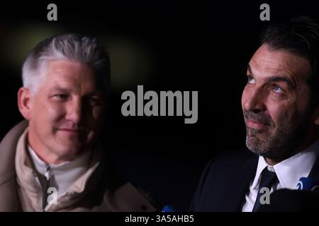 Milan, Italie, 20 mars 2025. Bastian Schweinsteiger, ancien défenseur allemand et bayern Munchen, réagit avec Gianluigi Buffon, ancien gardien de but italien et Juventus, avant le match de l'UEFA Nations League à Giuseppe Meazza, Milan. Le crédit photo devrait se lire : Jonathan Moscrop / Sportimage Banque D'Images