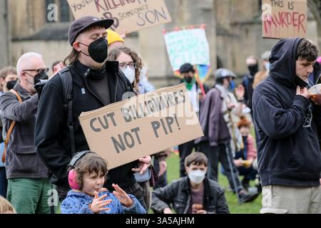 Bristol, Royaume-Uni. 22 mars 2025. Protestant sur College Green à Bristol, Crips Against Cuts est un mouvement populaire qui proteste contre les plans du ministère du travail et des pensions dirigé par le parti travailliste pour réduire les prestations pour les malades chroniques et les handicapés. La manifestation de Bristol s'inscrit dans le cadre d'une journée nationale d'action. Crédit : JMF News/Alamy Live News Banque D'Images
