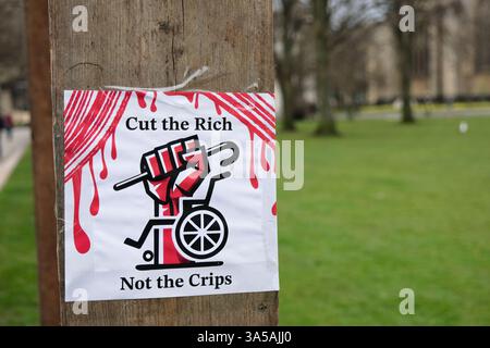 Bristol, Royaume-Uni. 22 mars 2025. Protestant sur College Green à Bristol, Crips Against Cuts est un mouvement populaire qui proteste contre les plans du ministère du travail et des pensions dirigé par le parti travailliste pour réduire les prestations pour les malades chroniques et les handicapés. La manifestation de Bristol s'inscrit dans le cadre d'une journée nationale d'action. Crédit : JMF News/Alamy Live News Banque D'Images