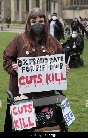Bristol, Royaume-Uni. 22 mars 2025. Protestant sur College Green à Bristol, Crips Against Cuts est un mouvement populaire qui proteste contre les plans du ministère du travail et des pensions dirigé par le parti travailliste pour réduire les prestations pour les malades chroniques et les handicapés. La manifestation de Bristol s'inscrit dans le cadre d'une journée nationale d'action. Crédit : JMF News/Alamy Live News Banque D'Images