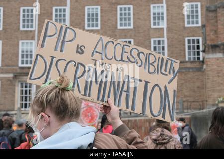 Bristol, Royaume-Uni. 22 mars 2025. Protestant sur College Green à Bristol, Crips Against Cuts est un mouvement populaire qui proteste contre les plans du ministère du travail et des pensions dirigé par le parti travailliste pour réduire les prestations pour les malades chroniques et les handicapés. La manifestation de Bristol s'inscrit dans le cadre d'une journée nationale d'action. Crédit : JMF News/Alamy Live News Banque D'Images