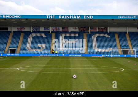 Vue générale du terrain avant le match lors du match de Sky Bet League Two au MEMS Priestfield Stadium, Gillingham. Date de la photo : samedi 22 mars 2025. Banque D'Images