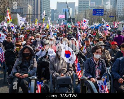 Séoul, Corée du Sud. 22 mars 2025. Les partisans du président sud-coréen destitué Yoon Suk Yeol organisent un rassemblement massif sur la place Gwanghwamun dans le centre-ville de Séoul, Corée du Sud, le samedi 22 mars 2025. Le pays attend avec impatience un verdict de la Cour constitutionnelle sur la confirmation de sa destitution. Photo de Thomas Maresca/UPI crédit : UPI/Alamy Live News Banque D'Images