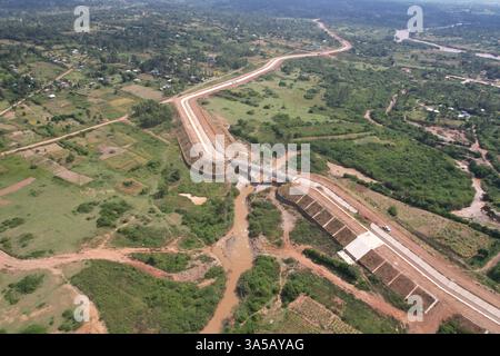 (250322) -- NAIROBI, 22 mars 2025 (Xinhua) -- Une photo de drone prise le 18 juillet 2023 montre une vue des plaines pré-récupération le long du lac Victoria dans le comté de Siaya, à l'ouest du Kenya. Construit par la société chinoise Sino Hydro Company Limited, le projet d'irrigation de Lower Nzoia est un projet national domicilié au Ministère de l'eau et de l'irrigation. Sa mise en œuvre a commencé en juin 2018, dans le but d'atténuer les inondations et d'augmenter la superficie des terres irriguées dans l'ouest du Kenya. L'un des principaux affluents qui se déversent dans le lac Victoria, le plus grand lac d'eau douce d'Afrique, la rivière Nzoia, qui a un Banque D'Images