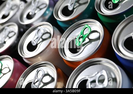 Beaucoup de canettes en aluminium de boisson comme arrière-plan, gros plan Banque D'Images