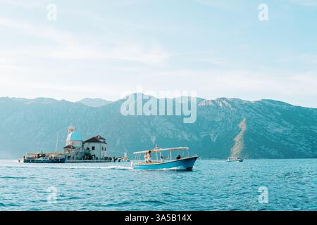 Monténégro, Kotor- 07 juillet 2024 : bateau à moteur longe la baie de Kotor depuis l'île de Gospa od Skrpjela. Monténégro Banque D'Images