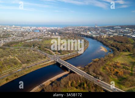 Vue aérienne d'Aberdeen sur la rivière Dee à Aberdeen, Aberdeenshire, Écosse Royaume-Uni Banque D'Images