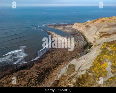 Vue aérienne de la côte de Kettleness Bay sur la côte du North Yorkshire, au nord-est de l'Angleterre. Banque D'Images